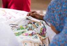 Fenêtre sur Azemmour : quand la broderie devient mémoire, paysage et récit de femmes